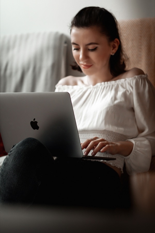 Žena čte zdravotní report na laptopu